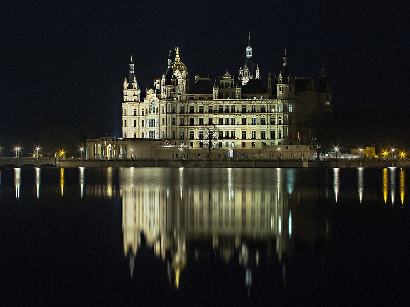 Das Schweriner Schloss bei Nacht