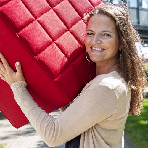 Portrait von Juliane die einen roten Würfel hält