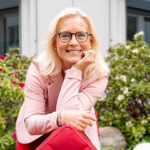 Portrait, Silke stützt sich auf einen roten Würfel Portrait, Silke stützt sich auf einen roten Würfel