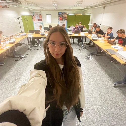 Selfie von Praktikantin mit allen Schülern