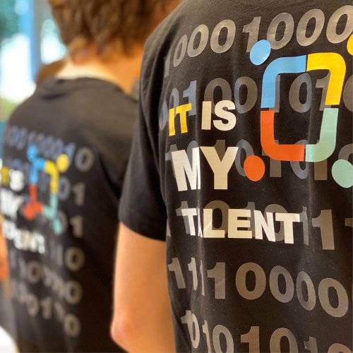 Shirt mit Schriftzug "IT is my Talent"