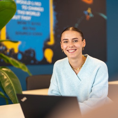 Junge Frau sitzt vor einem Laptop im Ausbildungszentrum
