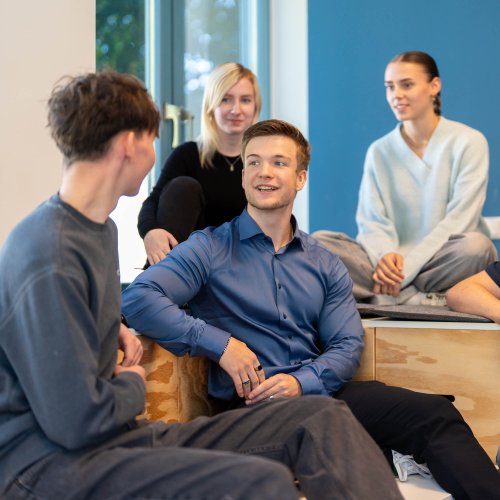 Gruppe von Auszubildenden und Dual Studierenden