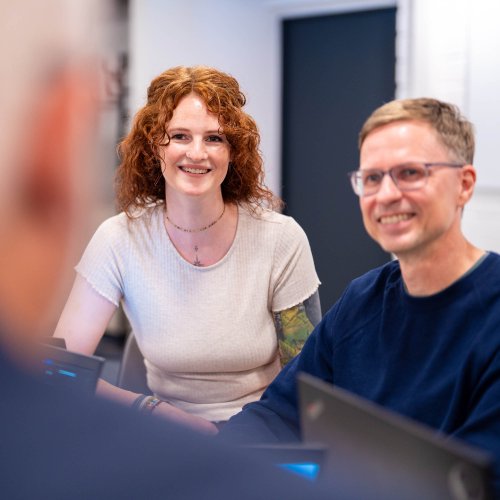 DVZ-Kolleg*innen lachen und unterhalten sich