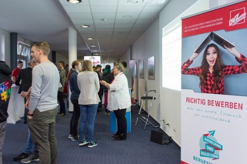 Kolleginnen und Kollegen tauschen sich auf der Berufsstarter-Messe im DVZ mit den Messebesuchern aus