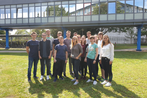 Gruppenfoto der Azubis und Dualis des DVZ beim Sommerfest 2019