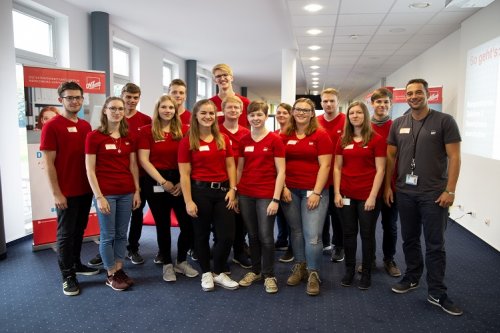 Gruppenfoto der Azubis und Dualis des DVZ