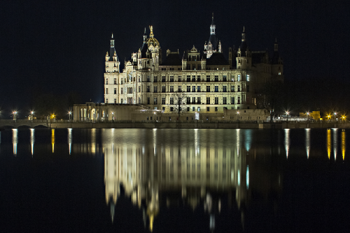 Foto des Schweriner Schlosses bei Nacht