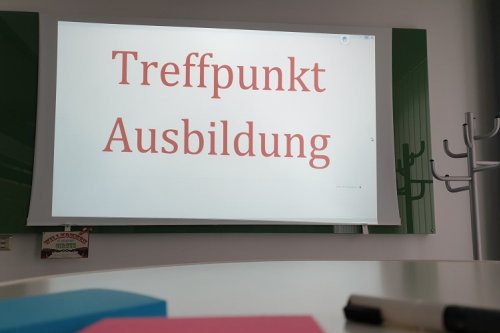 Foto: Eine Leinwand, auf der  "Treffpunkt Ausbildung" steht