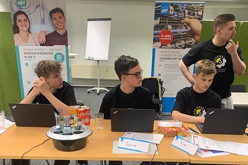 Drei Schüler beim Programmieren einer App