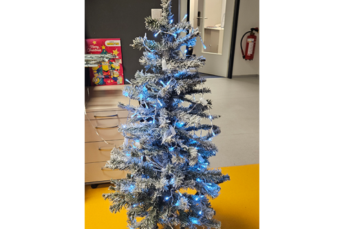 Weihnachtsbaum mit blauer Beleuchtung
