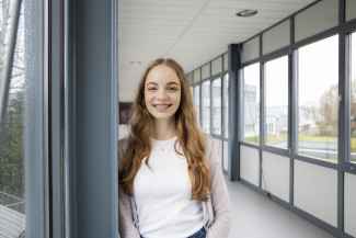 Portrait von junger Frau mit blonden Haaren