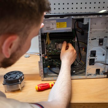 Auszubildender baut einen Rechner auseinander
