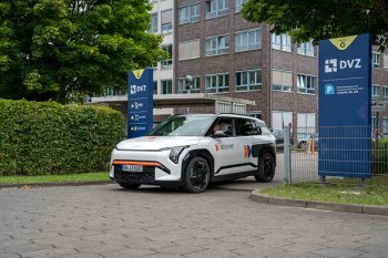 Foto vom Interamt-Auto, das vom DVZ-Parkplatz fährt