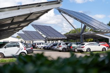 Foto des DVZ-Parkplatzes mit Solarplatten
